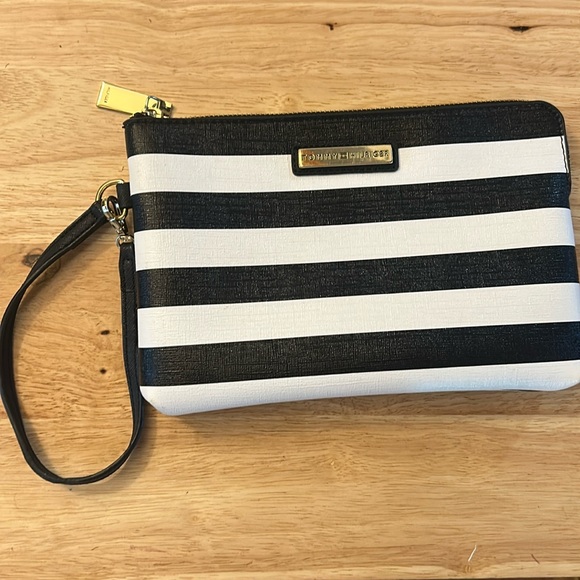 Tommy Hilfiger Handbags - * Host Pick * Tommy Hilfiger Clutch